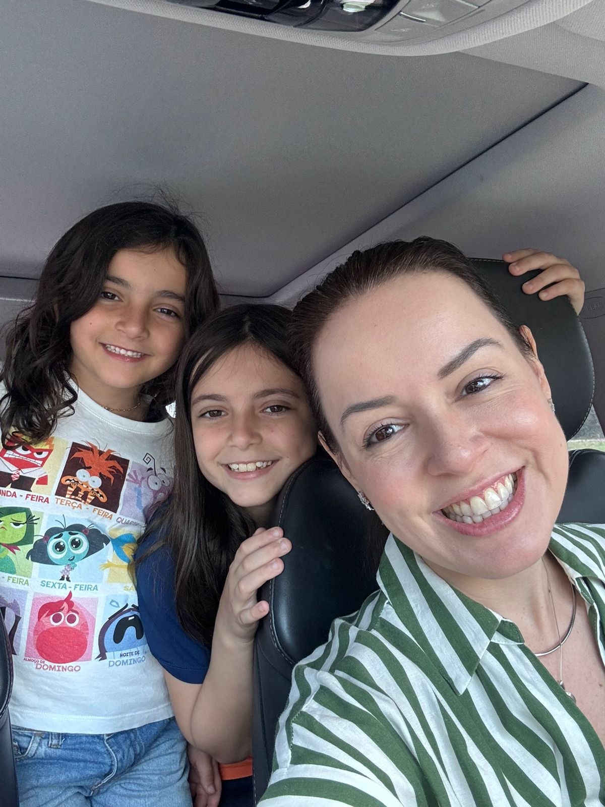 Isabel Tunas com as filhas no carro